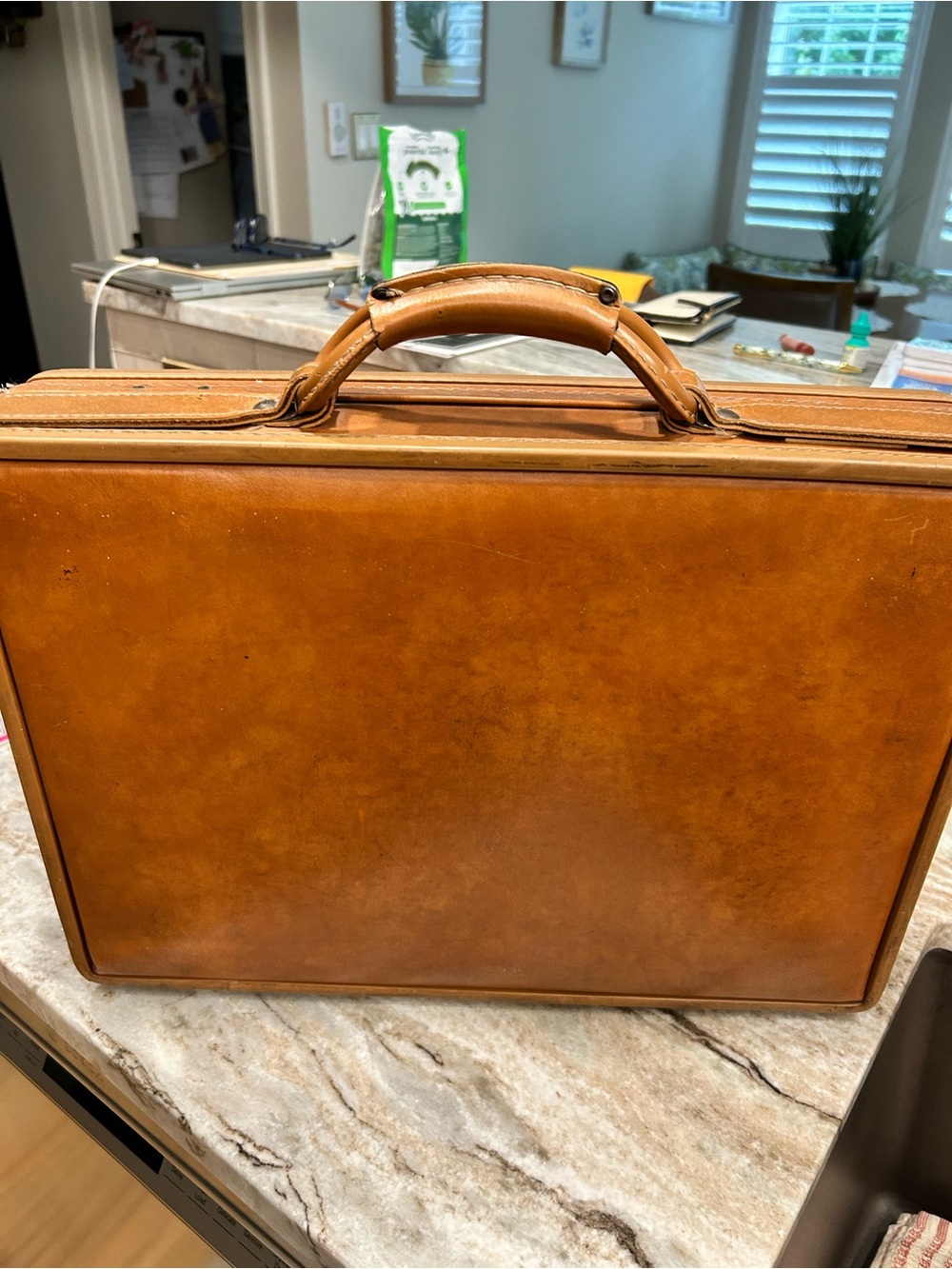 Men’s Hartman Tan Leather briefcase with padded handle.
